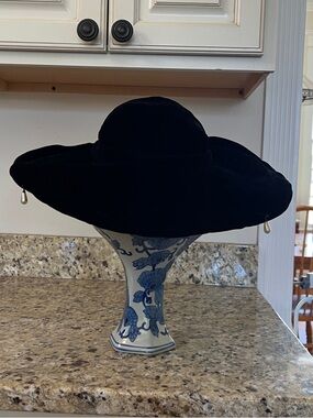 Vintage Russek Fifth Avenue Black Velvet Hat